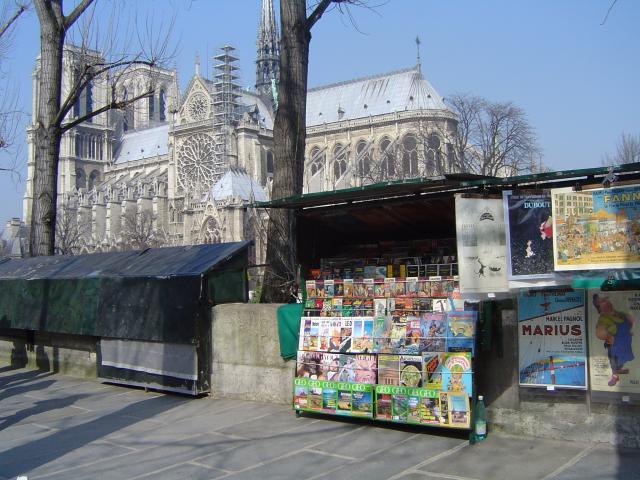 Handel w cieniu Notre Damme.