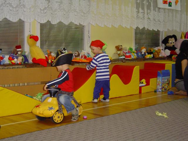 To że drugi pirat ma większy kapelusz