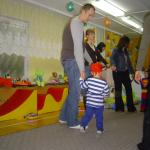 Tata wciągnięty w wir zabawy.