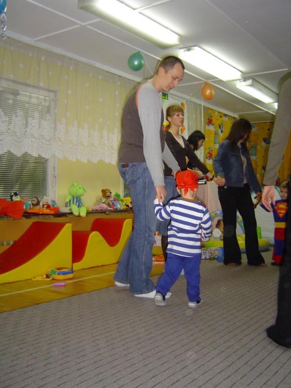 Tata wciągnięty w wir zabawy.