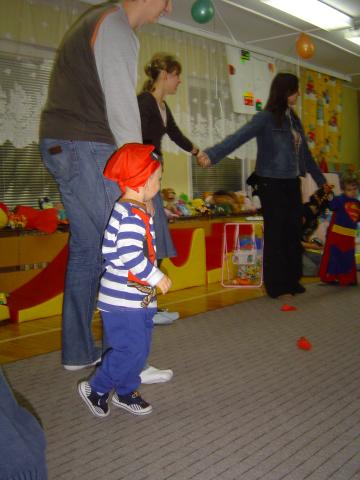 Tata wciągnięty w wir zabawy.