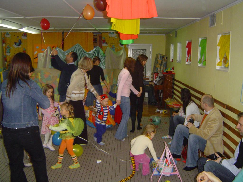 Jedzie pociąg z daleka...