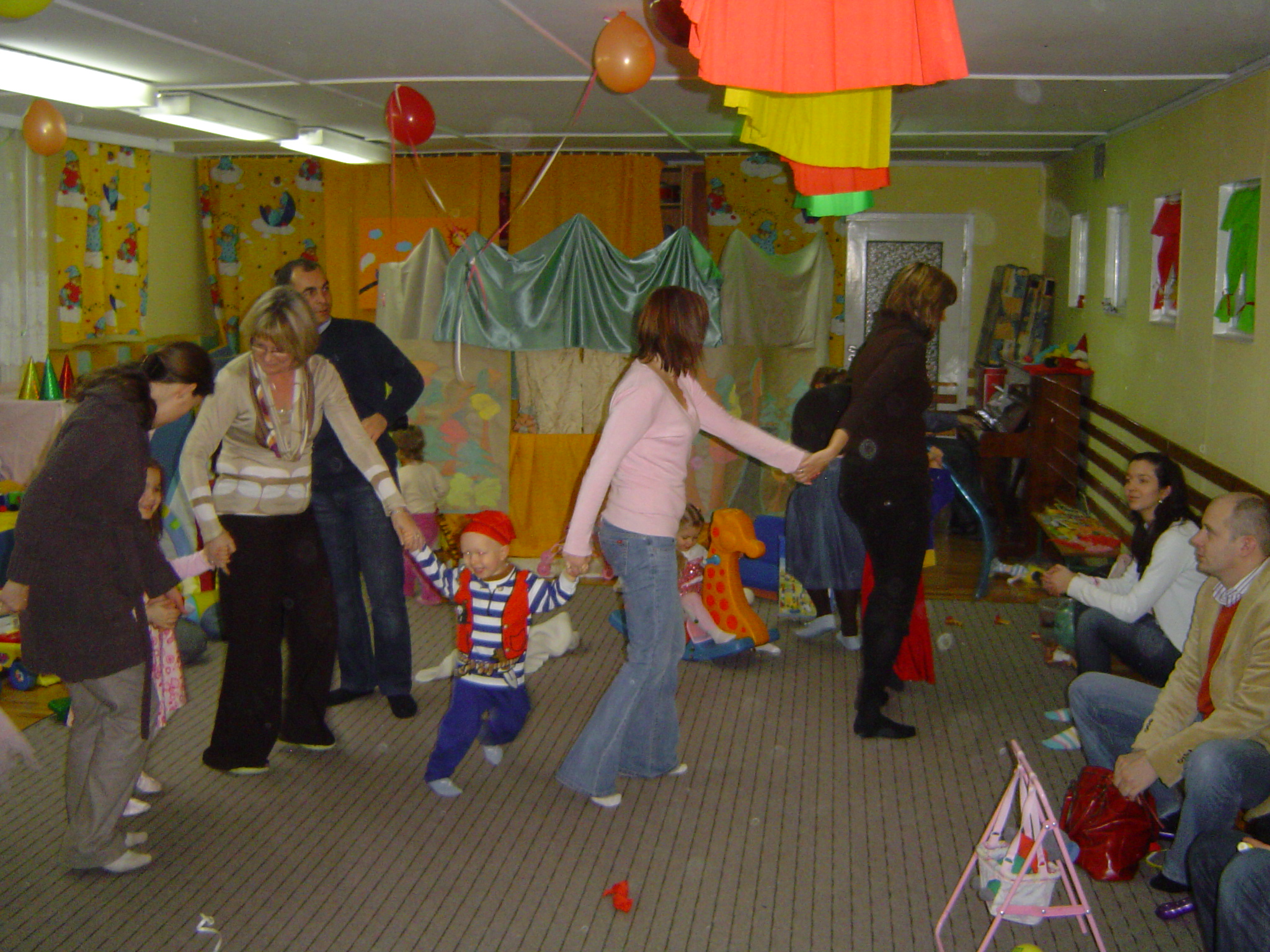 Jedzie pociąg z daleka...