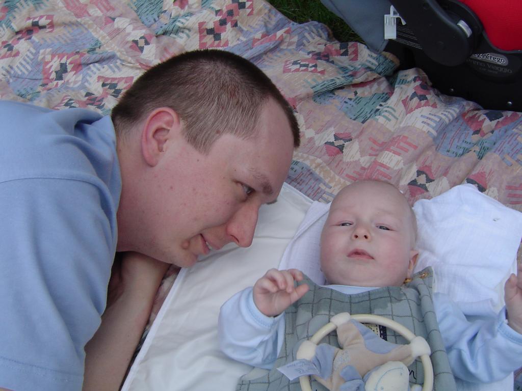 Ale ten Tata ciekawski, zagląda mi nawet do...