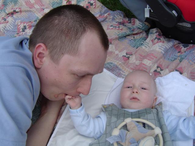 Taaa, Tata myśli, że skoro krówka jest niejadalna, to może...