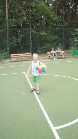 Może krzywe nogi mam, ale w kosza świetnie gram!