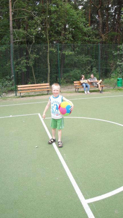 Może krzywe nogi mam, ale w kosza świetnie gram!